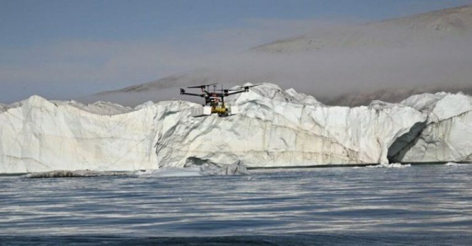Video: Ingeniører driver arktisk forskning fremad med ny teknologi Dronen-flyver-den-26-kg-tung-sonde-ind-foran-en-isbrae-i-Kong-Oscars-Fjord.-Foto-Peter-Bondo-Christensen-768x378-1