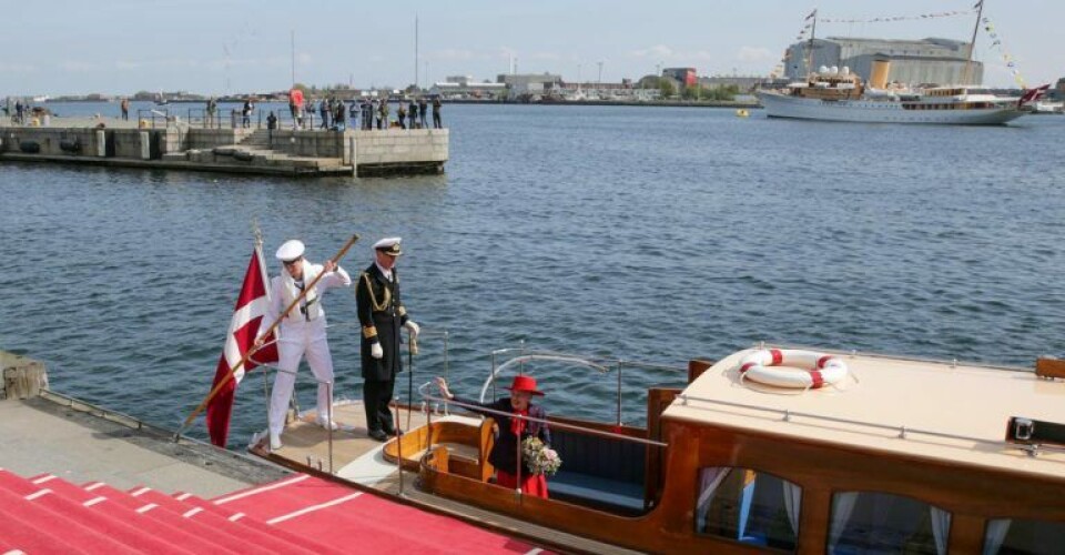 H.M. Dronningen er gået ombord i chaluppen, der skal sejle majestæten ud til Kongeskibet Dannebrog. H.M. Dronningen er gået ombord i chaluppen, der skal sejle majestæten ud til Kongeskibet Dannebrog. Foto: Anders V. Fridberg / Forsvaret