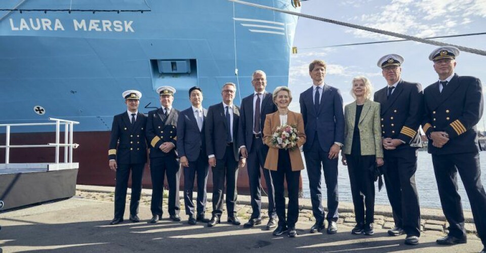 Formand for EU-kommissionen, Ursula von der Leyen (med blomsterne, red.), agerede gudmor for Maersks nye metanoldrevne feederskib, Laura Maersk. Foto: Maersk