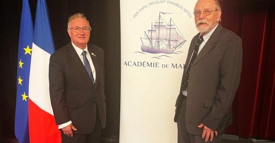 Michael Prehn (t.v) samt Thierry Dalberto, der ligeledes er æresmedlem, og som har været primus motor på Michael Prehns optagelse. Foto: Den danske ambassade i Paris / Maritime Danmark