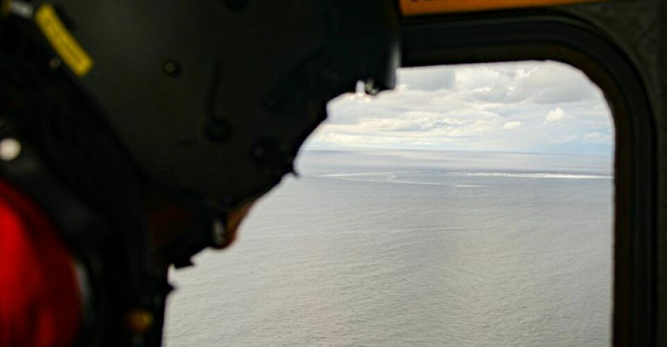 Mandskabet i en helikopter fra Forsvaret holder øje med gaslækket. Foto: Rune Dyrholm / Forsvaret