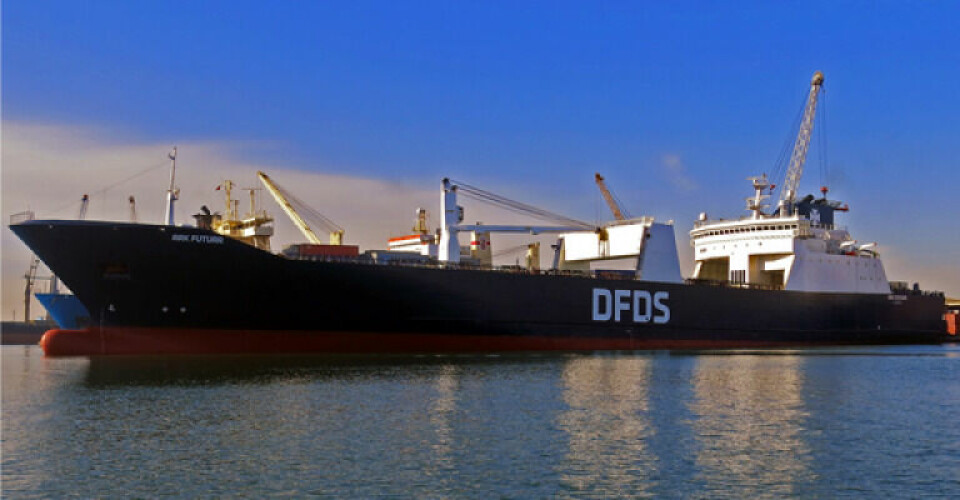 Fragtskibet fra DFDS, Ark Futura, tager i 'jeblikket fragt-slæbet, hvor Hammershus er i sin første dok hos Bornholmslinjen. Foto: Bornholmslinjen