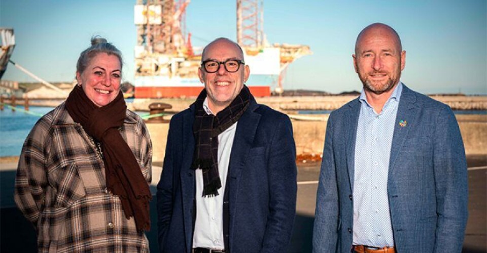 Kirsten Hvid Schmidt, Grenaa Havn A/S, Jakob Bundgaard, NRGi Renewables og Henrik Carstensen, Grenaa Havn A/S byder den nye aftale velkommen på Grenaa Havn. Foto: Grenaa Havn