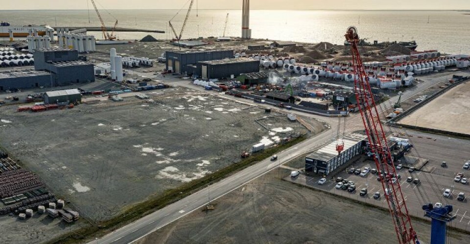 Arealet på Esbjerg Havn, hvor havnen nu påbegynder byggeriet af en kæmpehal. Den nye kæmpehal kommer til at ligge i tæt tilknytning til havnens øvrige vindmølleaktiviteter. Foto: Esbjerg Havn