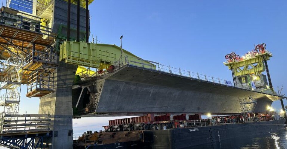 Løftet af brodrageren er begyndt. Foto: Vejdirektoratet