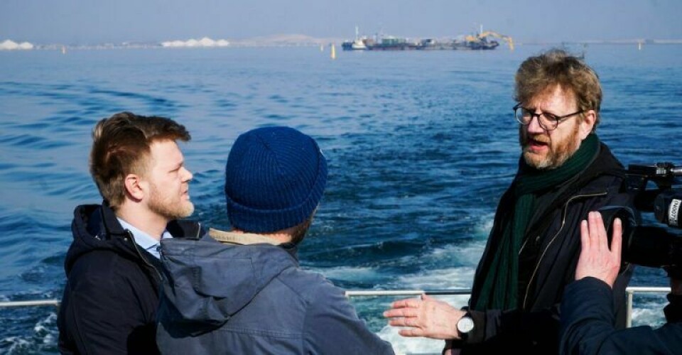 Sekretariatsleder Frederik Sandby og advokat Eskil Nielsen forklarer om problemer ved dumpning af slam i Køge Bugt den 23. februar 2022. Foto: Ariel Storm / Klimabevægelsen.