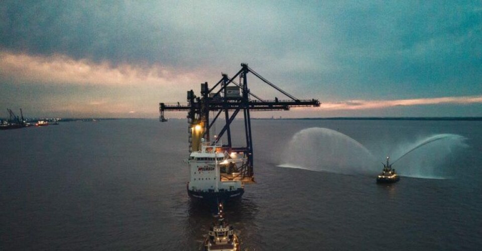 Jumbo shows intuitive engineering skills for container crane transport Fairpartner 3 Arrival Immingham-Svitzer (1)