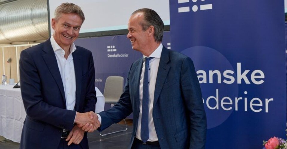 Den nye formand for Danske Rederier, Torben Carlsen fra DFDS (t.v.), sammen med den nu forhenværende formand Jacob Meldgaard fra TORM. Foto: Danske Rederier