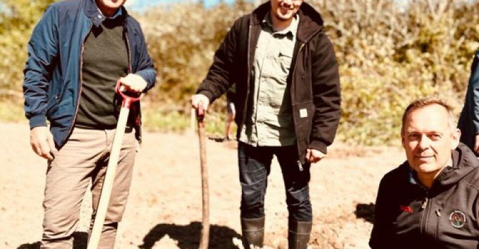 Ved indvielsen af den nye skov ved Åkirkeby deltog fra højre direktør i Rønne Havn, Lars Nordahl Lemvigh, viceborgmester i Bornholms Regionskommune, Morten Riis og Lars Heiselberg Vang, formand for Growing Trees Network. Foto: Port of Roenne A/S