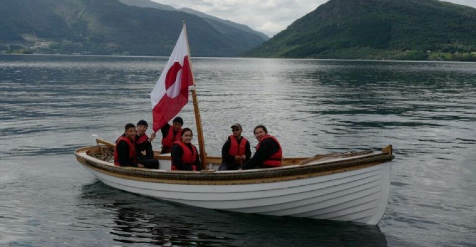 Georg Stages grønlandske elever har hejst deres flag under en sejlads i skibets motorjolle sidste weekend, hvor de lå i fjordene i det sydvestlige Norge. Foto: Bjarke Wahlqvist