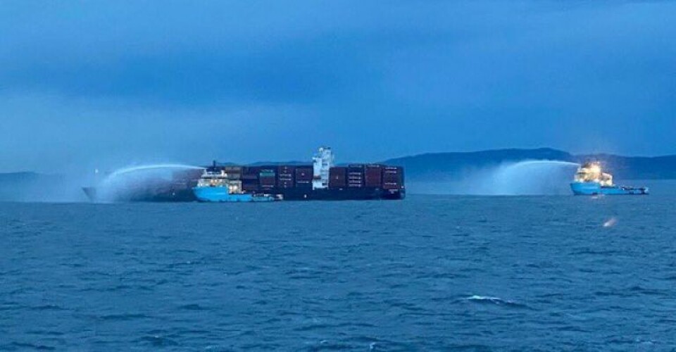 Containerbrand under kontrol – Se Maersk-skibe hjælpe til i Canada Foto: Canadian Coast Guard