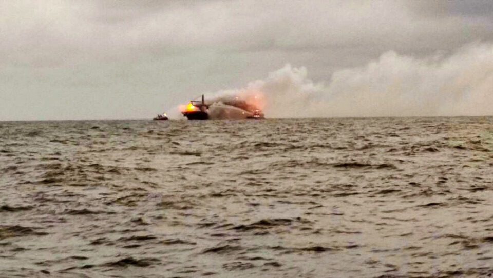 Voldsomme billeder – Kemikaliebrand raserer containerskib