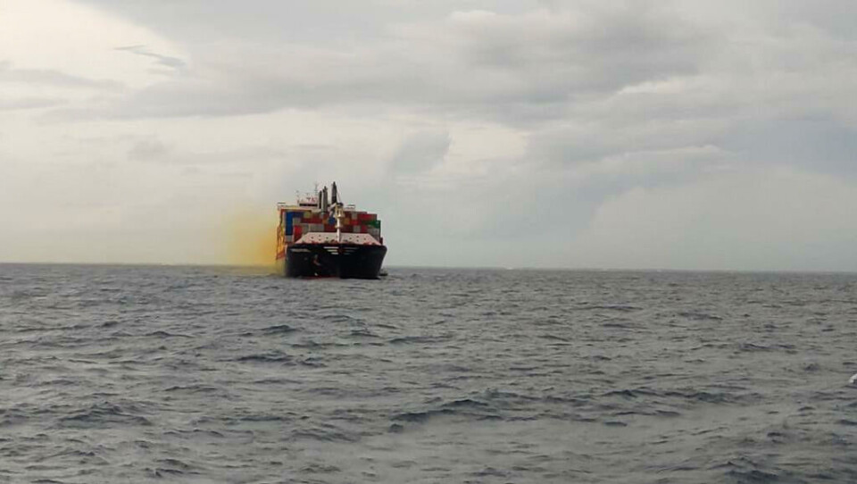 Voldsomme billeder – Kemikaliebrand raserer containerskib