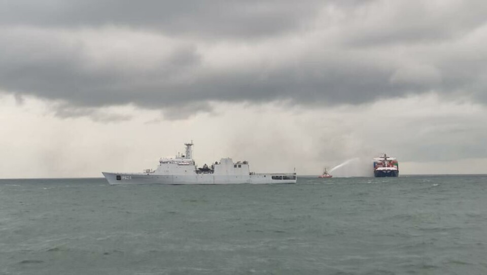 Voldsomme billeder – Kemikaliebrand raserer containerskib