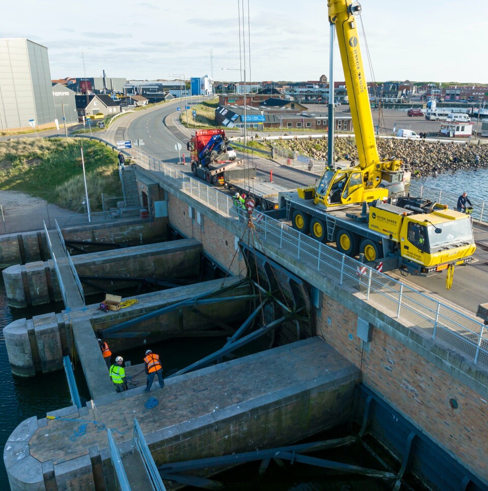 Se billederne: Her afmonterer Hvide Sande Shipyard 10 tons tunge sluseporte