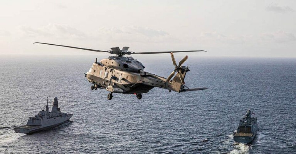 De to fregatter og den italienske helikopter fotograferet fra den danske helikopter under en af samarbejdsøvelserne. De to fregatter og den italienske helikopter fotograferet fra den danske helikopter under en af samarbejdsøvelserne. Foto: Esbern Snare / Forsvaret / Twitter