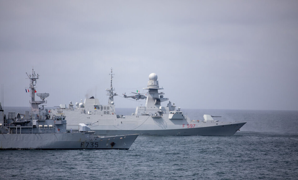 Den italienske fregat Antonio Marceglia (F597) sejler forbi den franske korvet Germinal.