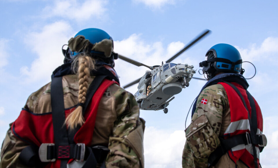Den italienske NH-90 helikopter lander på Esbern Snares helikopterdæk.