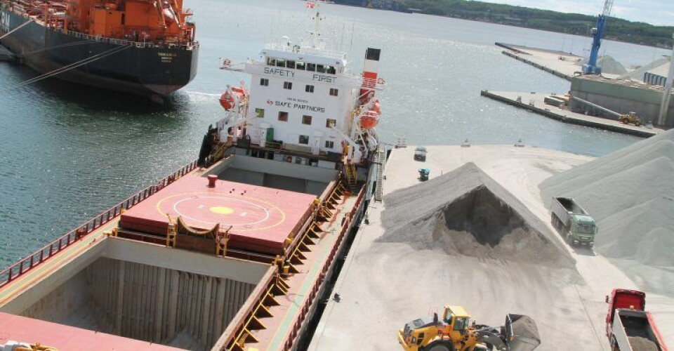 En af kerneforretningerne på Aabenraa Havn er håndtering af bulkgods som her granulat. Øverst i venstre side på billedet ses det danske rederi Torms produkttankskib ”Torm Kansas”. Foto: Aabenraa havn.