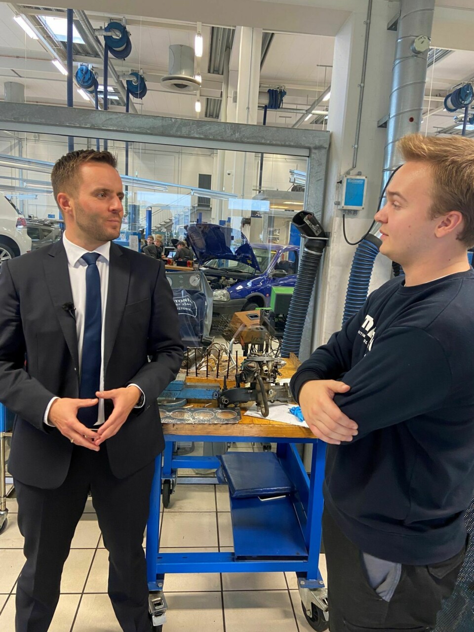 Erhvervsminister Simon Kollerup på besøg på maskinmesteruddannelsen i Thisted.