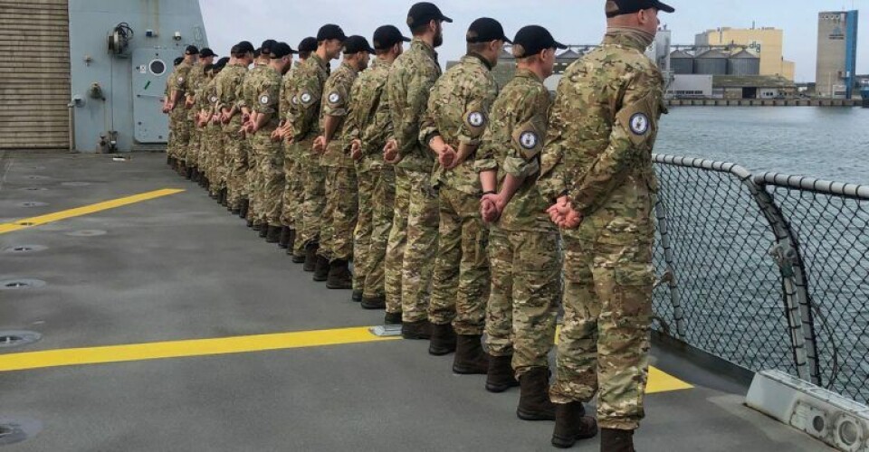 Efter et kort ophold i Frederikshavn er der nu kommet nye forsyninger, udskiftet et par ansigter i besætningen og ikke mindst taget ammunition ombord. Foto: Forsvaret