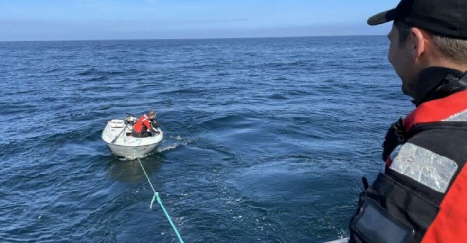 Havørnens overstyrmand identificerer jollen, der blev fundet med bunden i vejret ved Lysegrund syd for Anholt. Foto: Havørnen