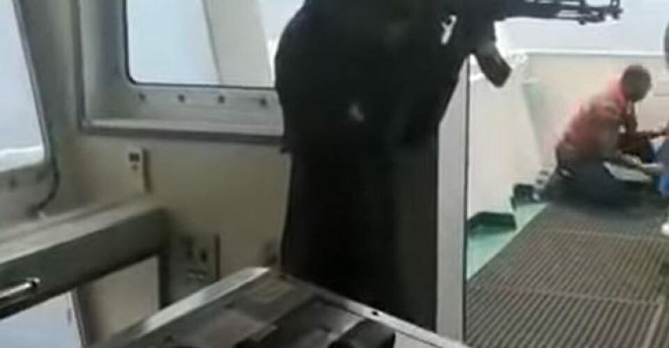 Fierce Gun Battle at Sea as Pirates Fought Off by Armed Guards Vagter skyder mod pirater