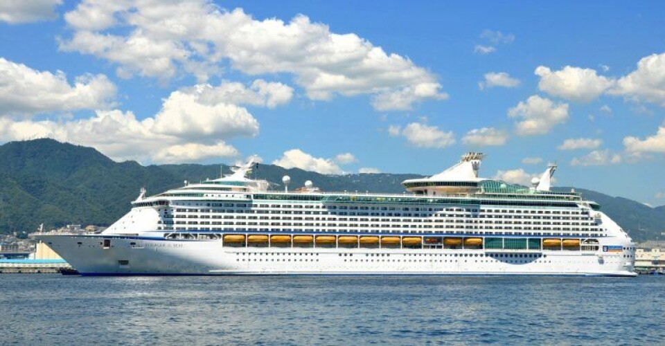 Voyager_of_the_Seas_at_Port_of_Kobe