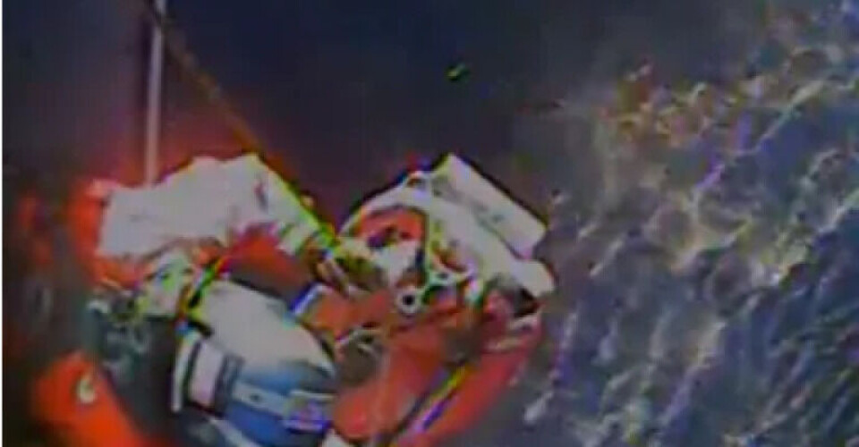 Vild video: Kystvagt redder besætning fra brændende trawler Foto-US-Coast-Guard