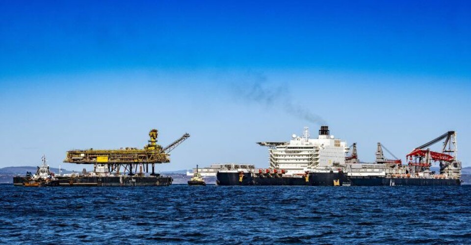 Pioneering Spirit og Iron Lady på River Forth.Foto: Peter Devlin