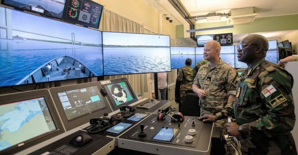 Ghanas ønsker at anskaffe en brosimulator for at kunne forbedre uddannelsen af skibebesætninger. Under sit besøg i Danmark besøgte kontreadmiral Issah Adam Yakubu Marinehjemmeværnets brosimulator i Slipshavn. Foto: Torben Glyum / Marinehjemmeværnet