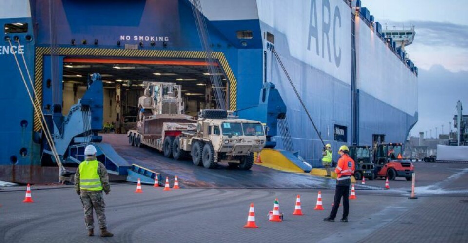 Amerikanske køretøjer bliver losset i Aarhus havn. Foto: Maria Sejr / Forsvaret