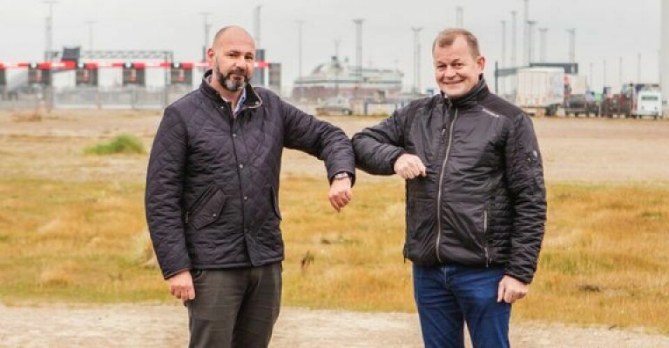Fjordlines danske direktør Claus Riis (t.v.) og Jens Peter Lunden (t.h.) på den grund på Hirtshals Havn, der skal lægge jord til Danmarks første anlæg til produktion af flydende natur- og biogas. Foto: NXT Green Energy