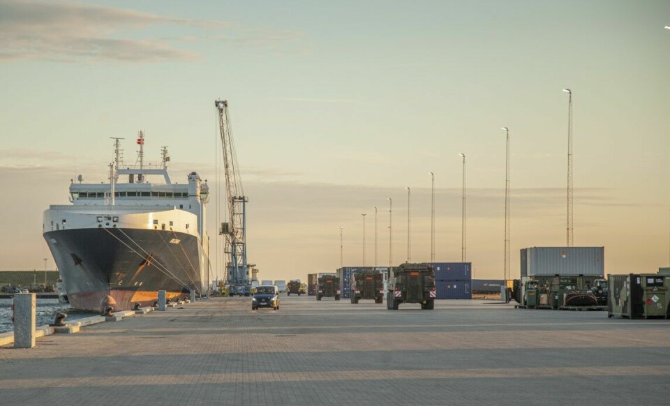 Skibet Ark Dania er klar til at Forsvarets medarbejdere kører køretøjer og udstyr om bord.