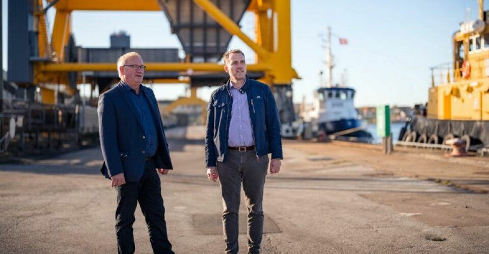 Bestyrelsesformand Erwin Andresen (tv) og direktør Henrik Thykjær (th) på kajen ved Ensted. Foto: Aabenraa Havn