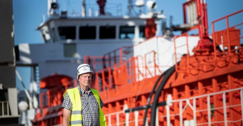 Lindes markedsdirektør Ole Kronborg ved skibet ”Gerda” i Odense Havn, der sejler CO2 til den nye terminal. Foto: Linde Gas A/S