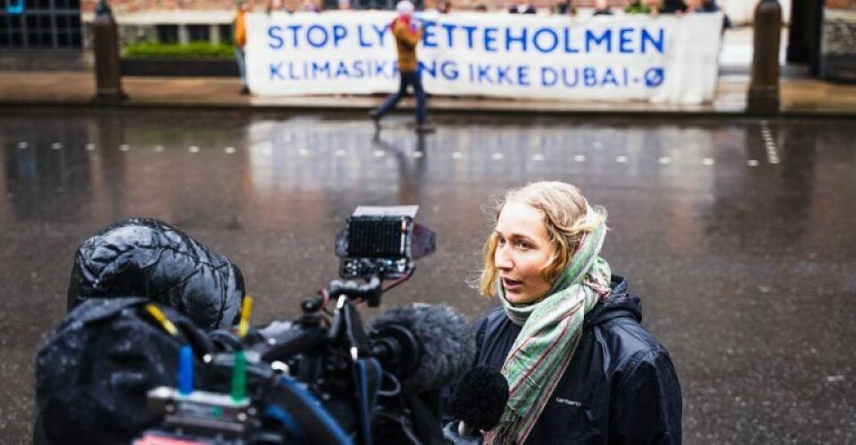 Lea Wiggen fra Den Grønne Ungdomsbevægelse udtaler sig til DR1 ved det åbne samråd om Sveriges henvendelse til den danske miljøminister om dumpning af slam i Køge bugt. Foto: Klimabevægelsen i Danmark