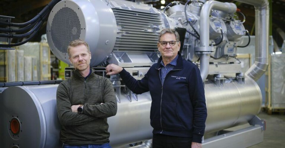 Maskinmestrene John Bilde (m. briller) og Carsten Jensen med en Chiller - meget lig dem, der er sendt til Tyrkisk værft til installation på fiskefartøjer. Foto: Johnson Controls