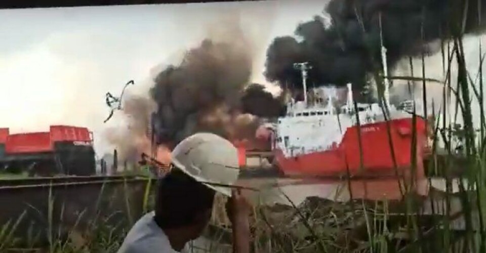 Video: Her eksploderer oliepram i Indonesien Foto: Screenshot.
