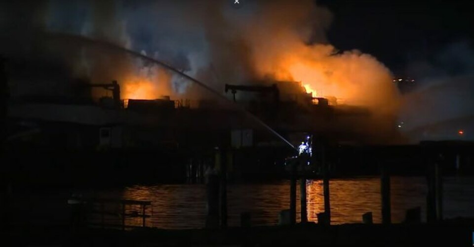 Video: Voldsom brand i 109 meter langt skib i Tacoma Havn Foto: Youtube screenshot.