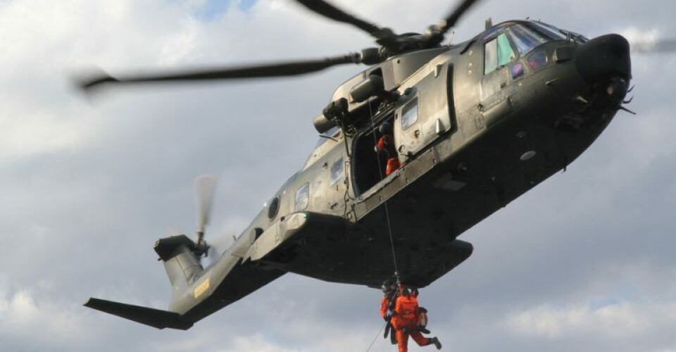 En redder fra en EH-101 redningshelikopter har været i vandet og hentet en person op. Billedet er fra en øvelse. Arkivfoto: Emma Kirketerp / Forsvaret