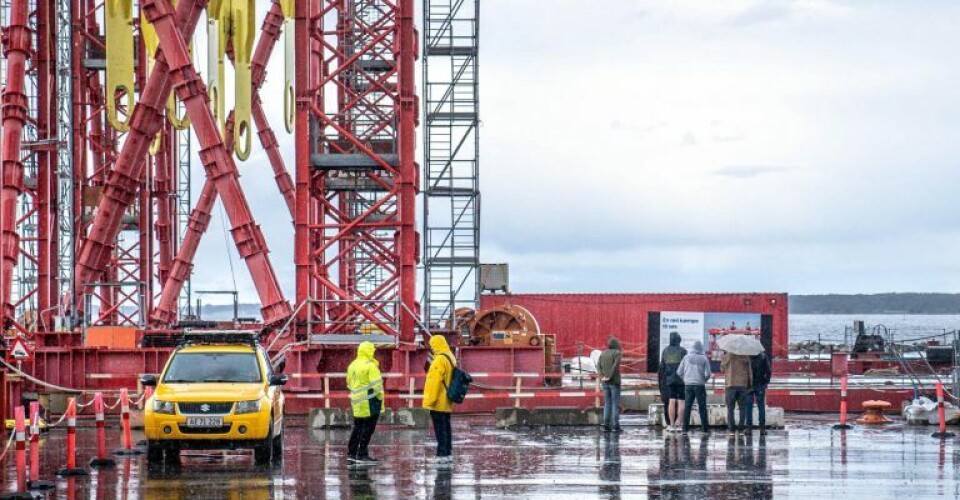 Yderst på byggepladsruten lå den store røde flydekran, som bliver brugt til at sænke bropillefundamenterne på Storstrømmen. Foto: Vejdirektoratet