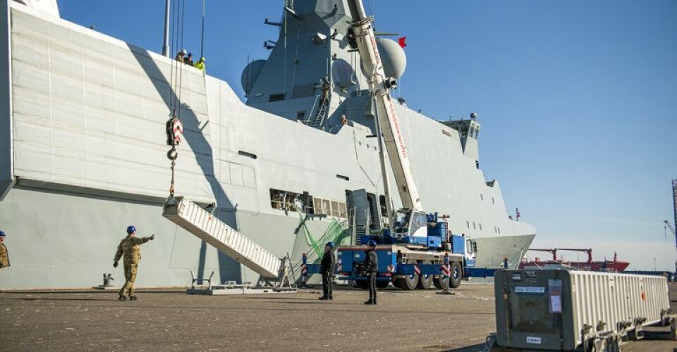 SM-2 missiler tages ombord på Niels Juel. Foto: Rune Dyrholm / Forsvaret