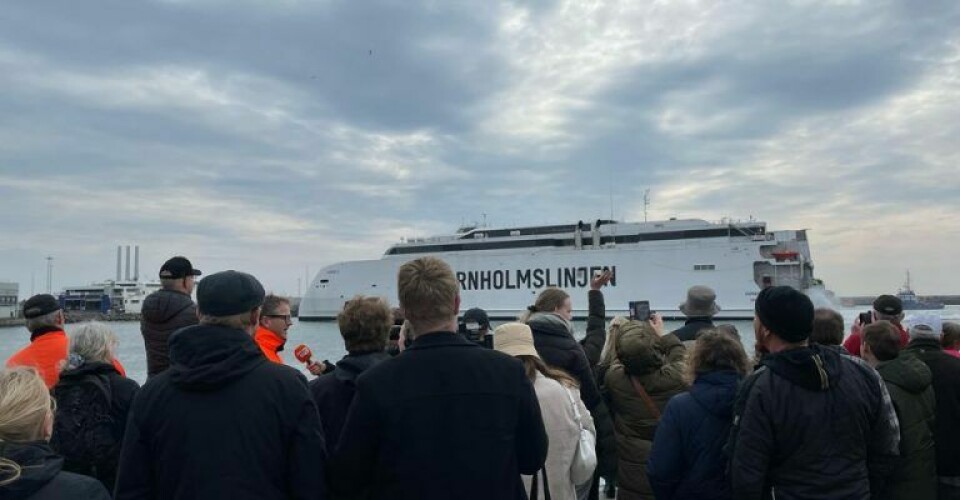 Bornholmere strømmede til havnen i Rønne, da verdens største hurtigfærge søndag eftermiddag ankom til Bornholm. Foto: Molslinjen