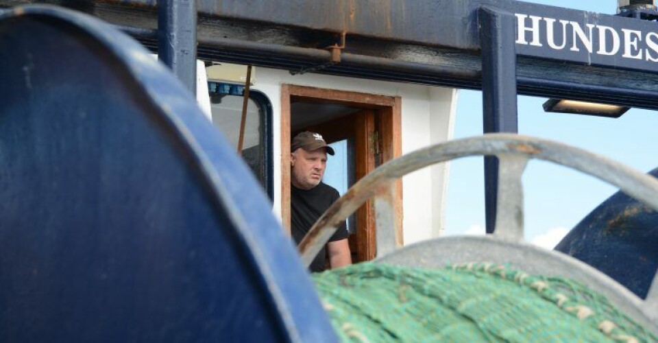 Skipper Jesper Mandsberg ved sin faste plads på agterkanten af styrehuset. Herfra har han det rette overblik. ( Skipper Jesper Mandsberg ved sin faste plads på agterkanten af styrehuset. Herfra har han det rette overblik. (Foto: Jens Nørgaard)