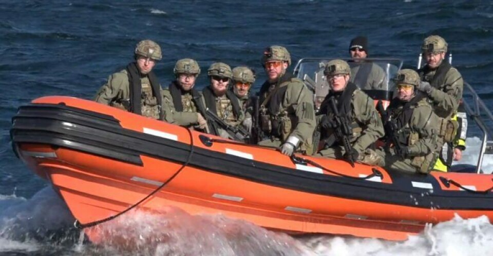 Se videoen: Sådan boarder søværnet skibe under fiskeriinspektion Boardinghold-i-fart-klar-til-at-kravle-om-bord-paa-skib.-Foto-Steffen-Fog-Forsvaret-768x465-1