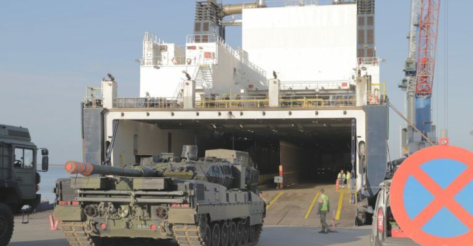 Kampvogne udskibes fra Esbjerg Havn. Arkivfoto: Forsvaret