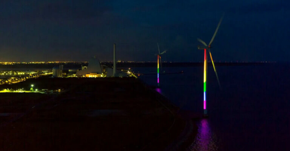 To af de tre vindmøller ved Avedøreværket under installationen af regnbuelyset. Foto: Ørsted