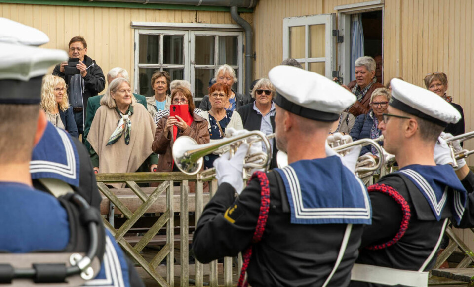 De 20 tilstedeværende fra det første hold og deres pårørende blev blandt andet fejret med musik fra Søværnets Tambourkorps.