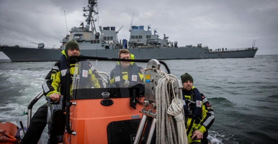 Personel fra Søværnets Center for Våben assisterer USS Arleigh Burke under skydeøvelsen ud for Sjællands Odde. Foto: Rune Dyrholm / Forsvaret